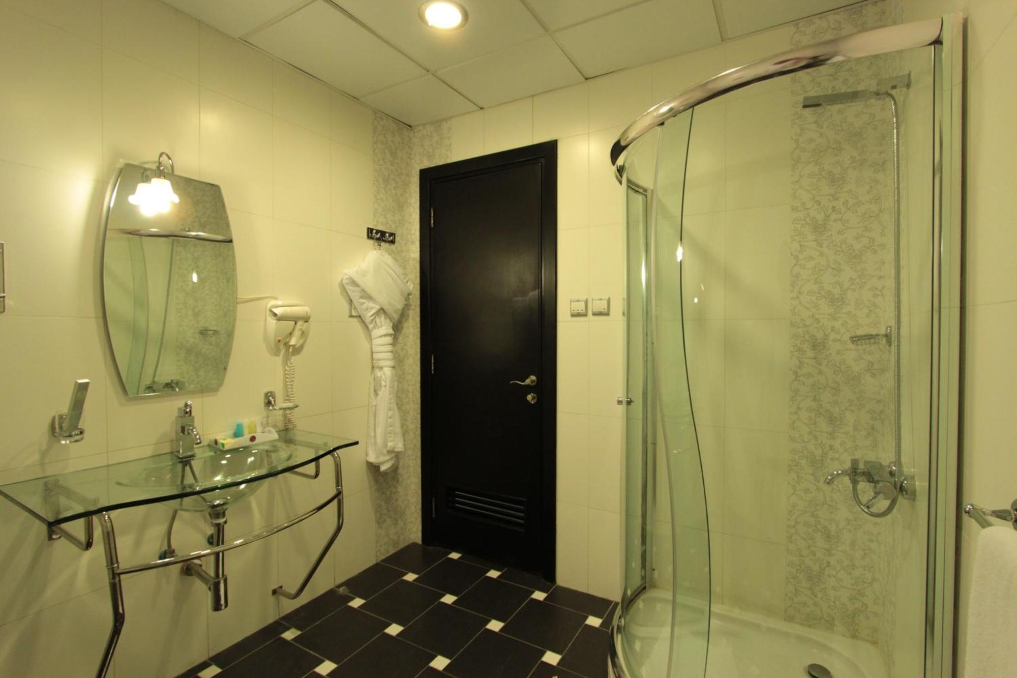 Awaliv International Hotel Ta'if Rum bild A shower cubicle