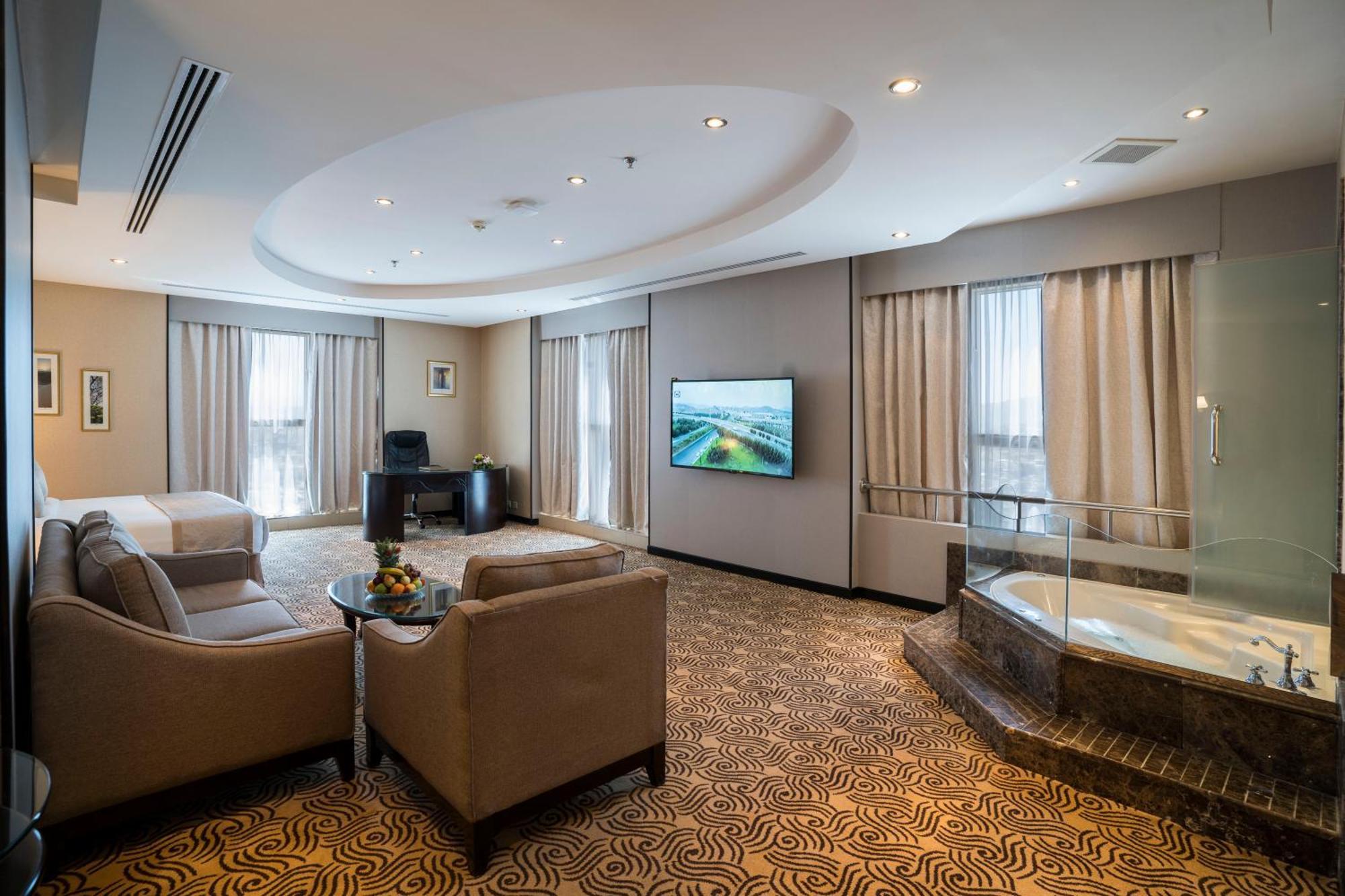 Awaliv International Hotel Ta'if Rum bild A suite at the hotel