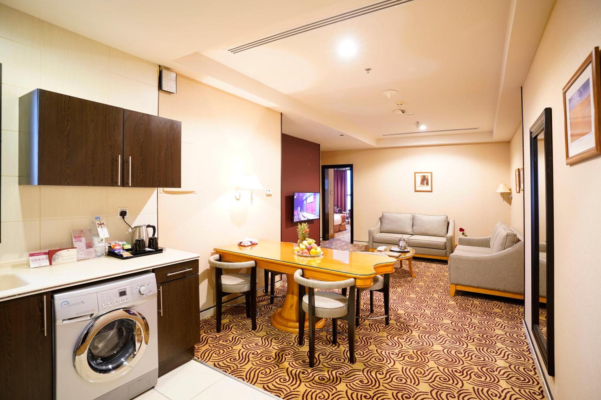 Awaliv International Hotel Ta'if Rum bild A suite at the hotel