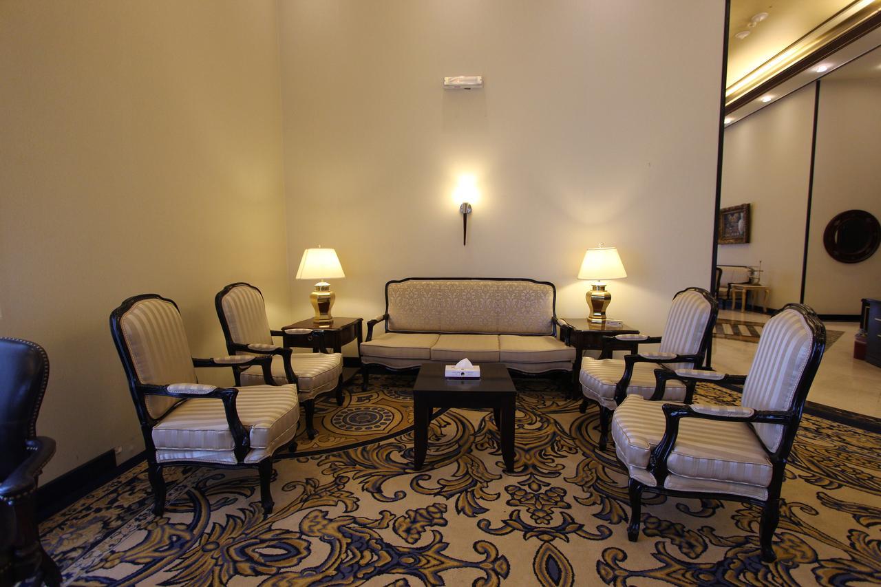 Awaliv International Hotel Ta'if Exteriör bild A living room in the hotel