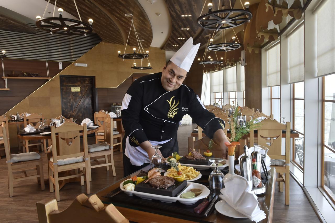 Awaliv International Hotel Ta'if Exteriör bild A chef at work