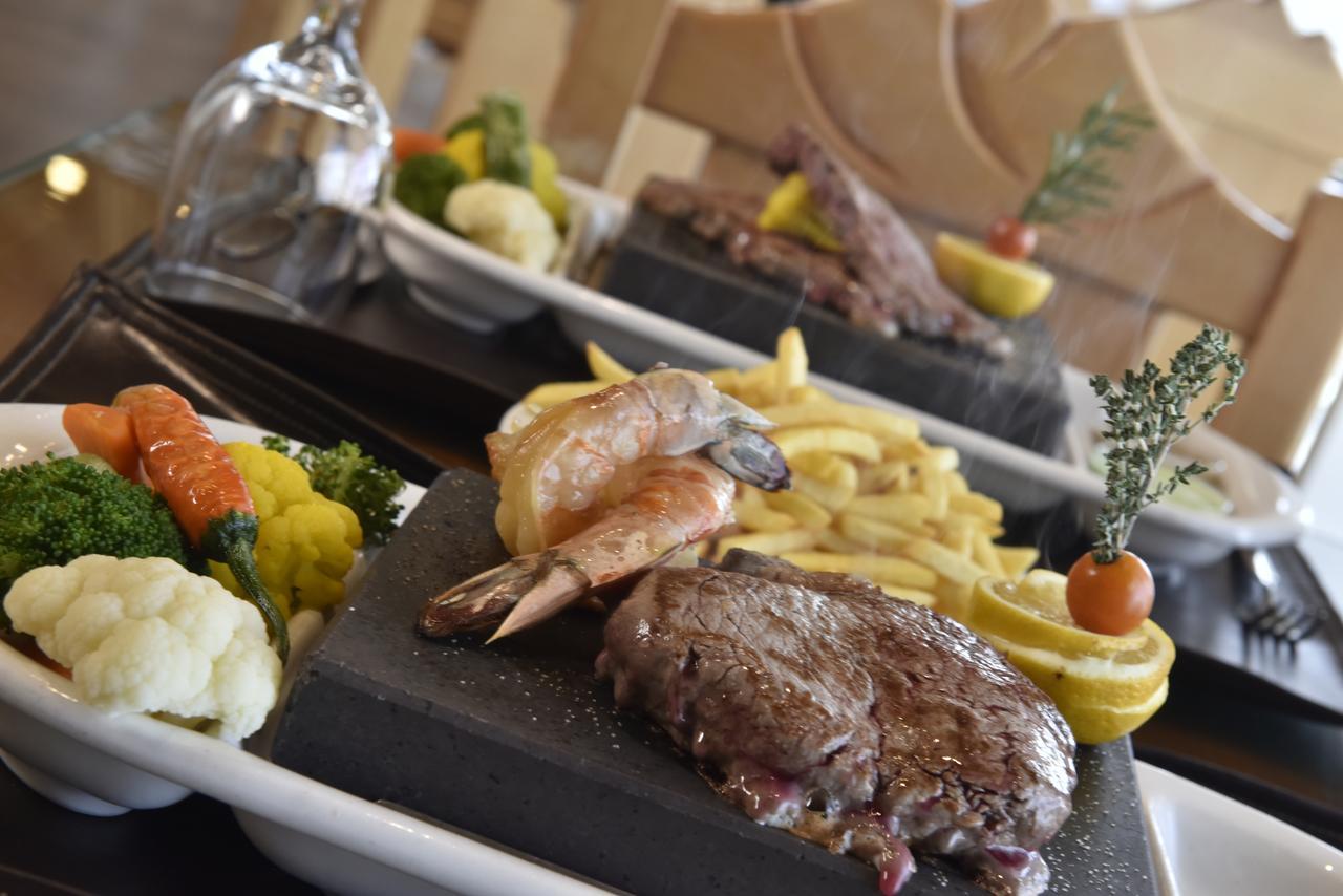 Awaliv International Hotel Ta'if Exteriör bild A steak and shrimp dinner