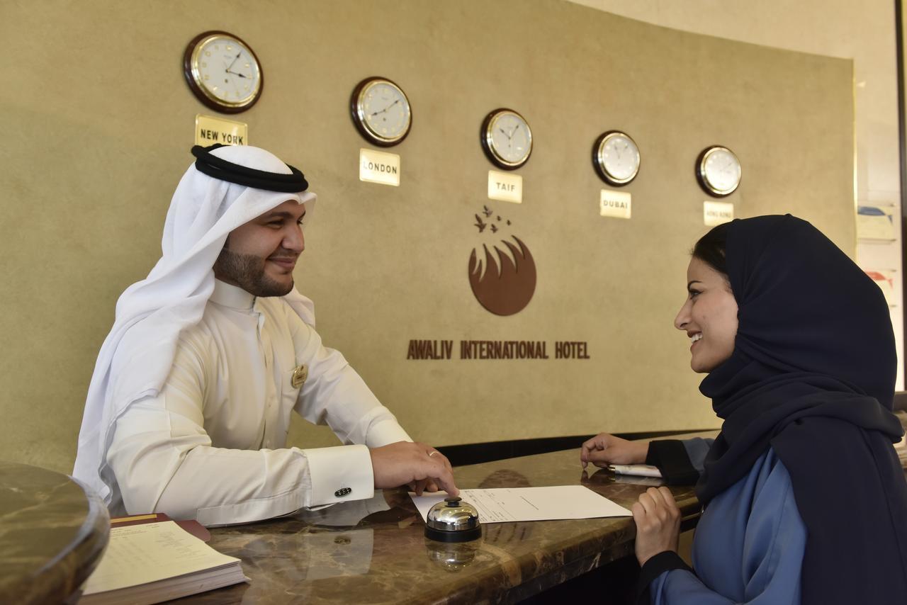 Awaliv International Hotel Ta'if Exteriör bild A guest checking in at a hotel