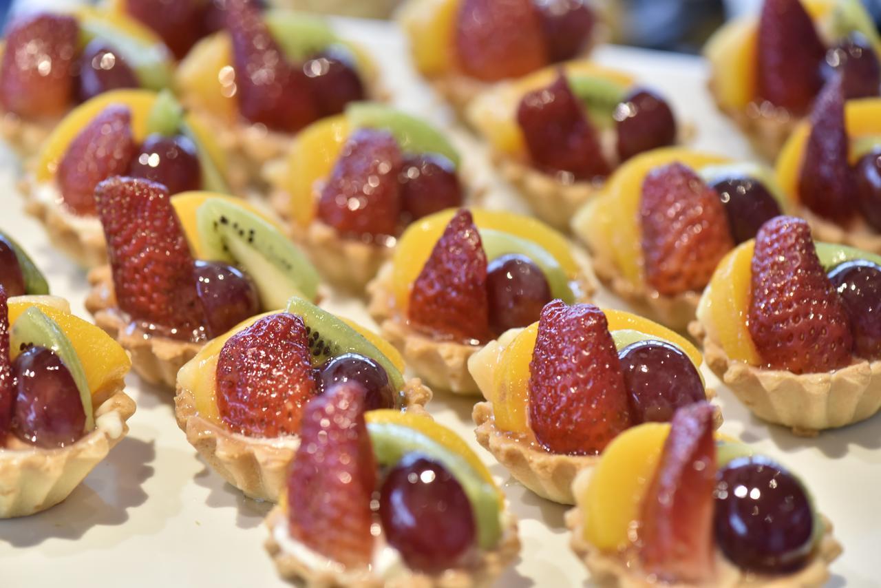 Awaliv International Hotel Ta'if Exteriör bild Fruit tartlets